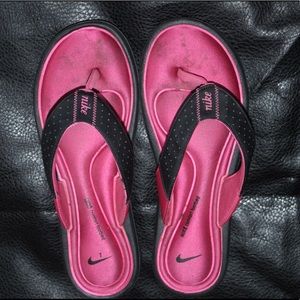 pink and black nike flip flops